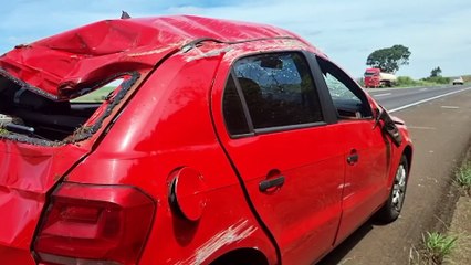 Gol que saiu de Iretama capota na rodovia BR-163 em Cascavel