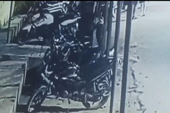 Thief captured in CCTV: मेडिकल कॉलेज अस्पताल से नर्स की स्कूटी चोरी, सीसीटीवी कैमरे में कैद हुई चोर की करतूत