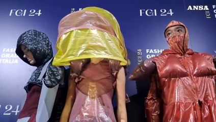 Al fashion show "Reverse Change" le vele da parapendio diventano vestiti