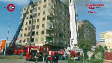 Ağır hasarlı binanın çatısında yangın