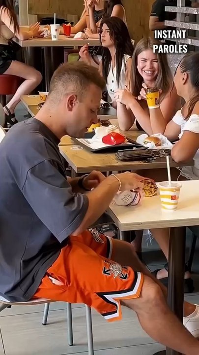 Cet homme seul au restaurant pour son anniversaire reçoit un geste précieux de la part de clientes