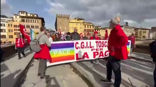Firenze, la marcia per la pace: in migliaia sfilano in centro
