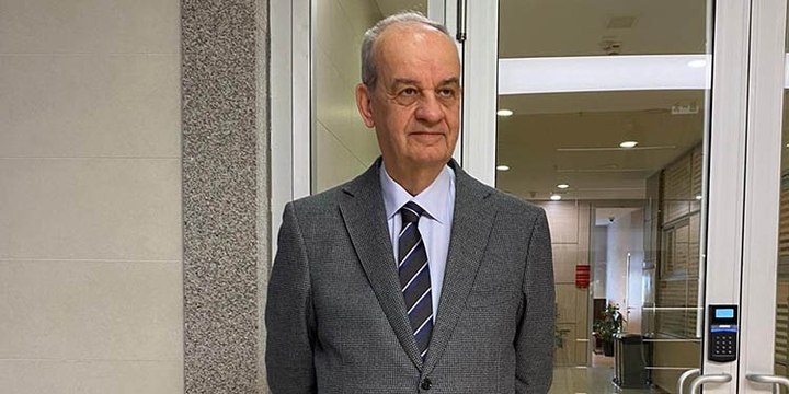 Kitap fuarında İlker Başbuğ ile katılımcının 'Fetullah Gülen' diyaloğu