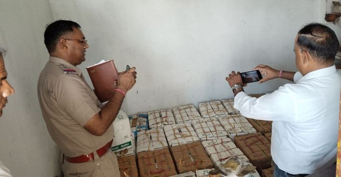 पुलिस ने मावा बर्फी से भरी पिकअप पकड़ी, मिल्क केक के गोदाम पर कार्रवाई