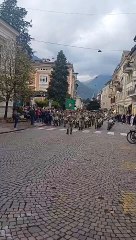 Merano, le vie del centro e il carosello della fanfara congedati Orobica per il raduno ex Edolo
