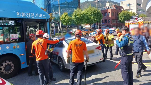 부산 동대신동 시내버스와 택시 충돌...6명 부상 / YTN
