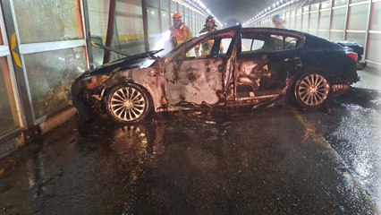 도로 경계석 들이받은 승용차 불...60대 중상 / YTN