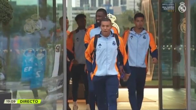 La subida al autobús de los jugadores del Real Madrid previa al Clásico