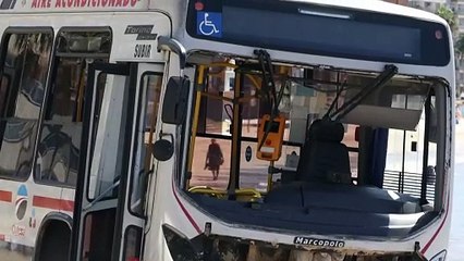 Ônibus descontrolado cruza praia em Montevidéu e deixa 15 feridos