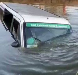 Van de transporte alternativo cai em açude após batida no Sertão de Alagoas