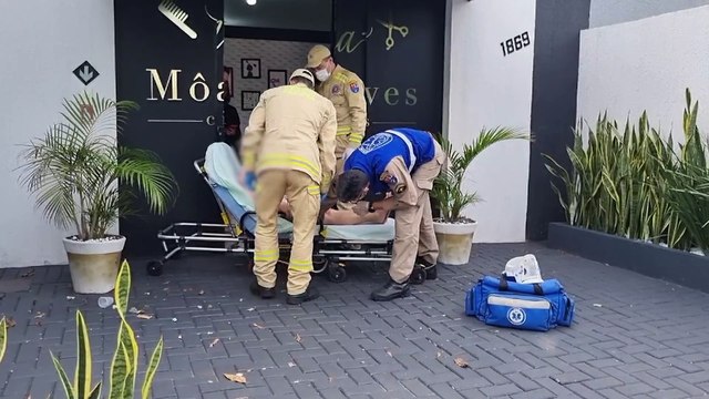 Mulher é socorrida pelo Siate ao sofrer queda no bairro Coqueiral
