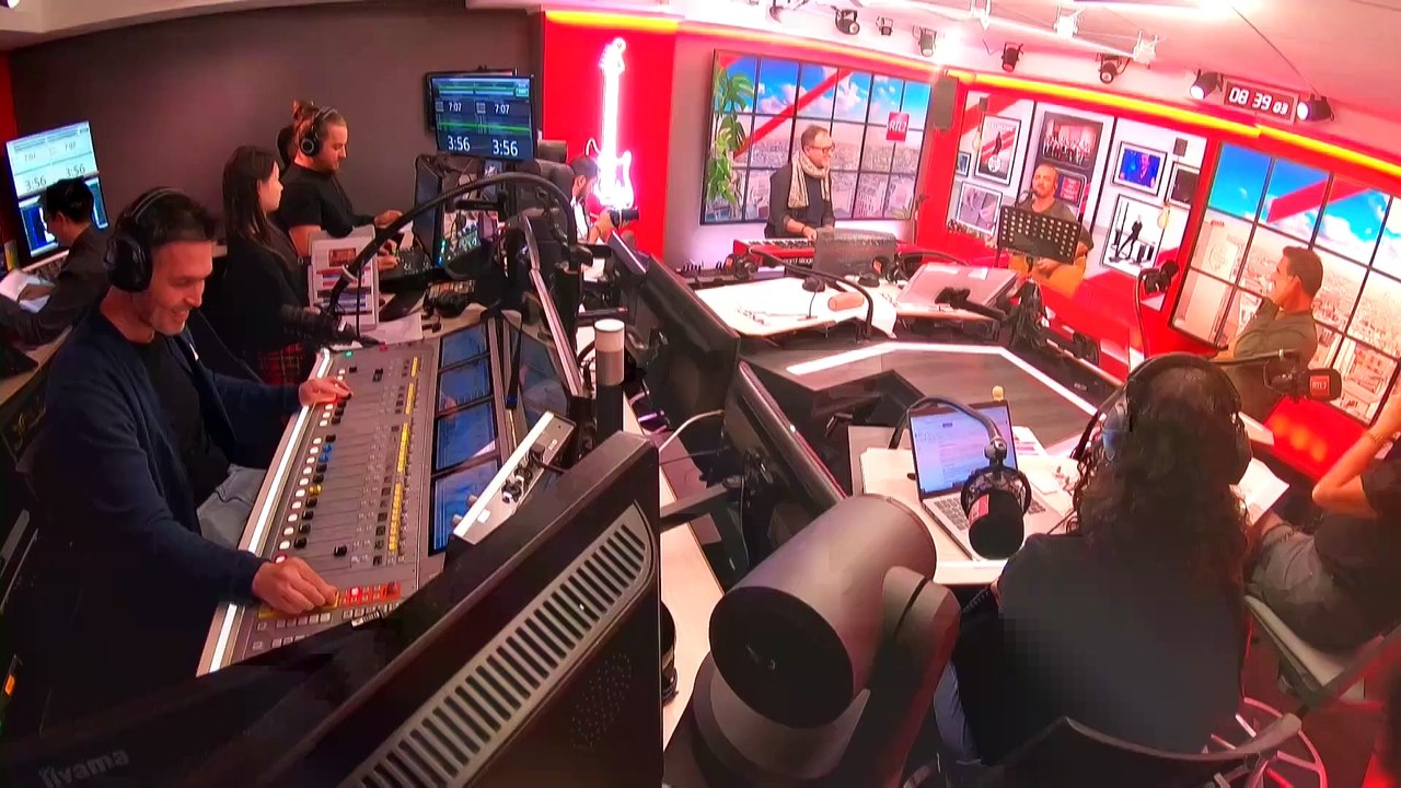 LIVE - Calogero interprète "Prendre racine" dans Le Double Expresso RTL2 (25/10/24)