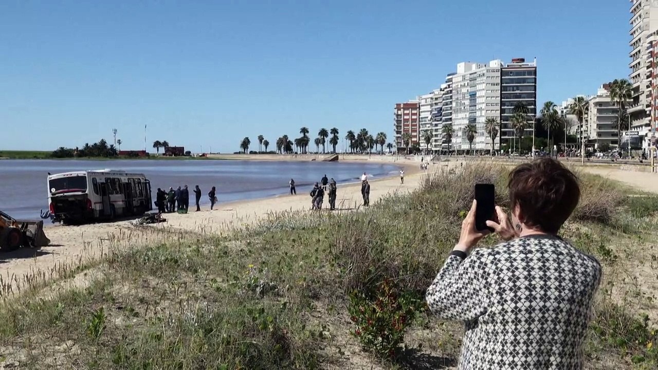 Bus fuera de control atraviesa playa en Montevideo: al menos 15 heridos