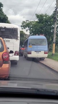 Buseros hondureños conducen a contravía y sobre la acera