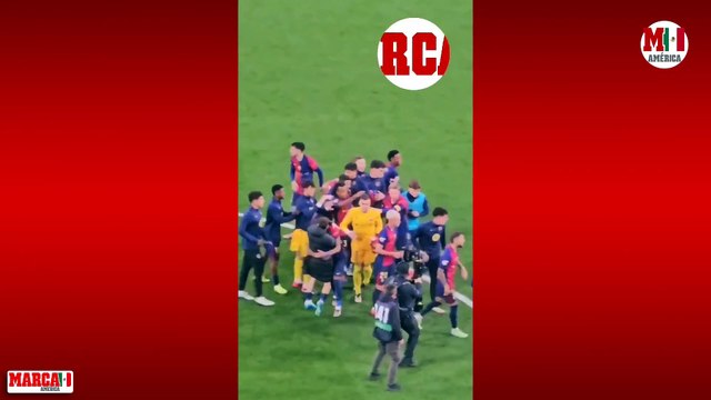 Clásico: Los jugadores del Barcelona celebran en el césped del Bernabéu tras la goleada al Real Madrid