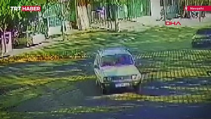 El freni çekilmeyen otomobil bahçeye uçtu