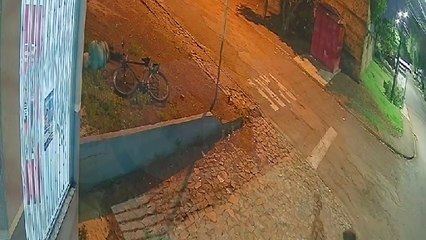 Câmera flagra idoso sofrendo acidente com bicicleta no bairro Neva