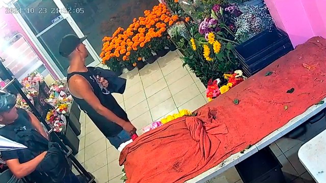 México: Ratero amoroso , roba 'ramo buchón', para regalarle a su novia y queda expuesto por las cámaras