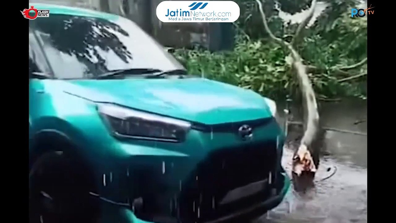Anak Sekolah Ini Gotong Royong Pindahkan Pohon Tumbang di Bandung