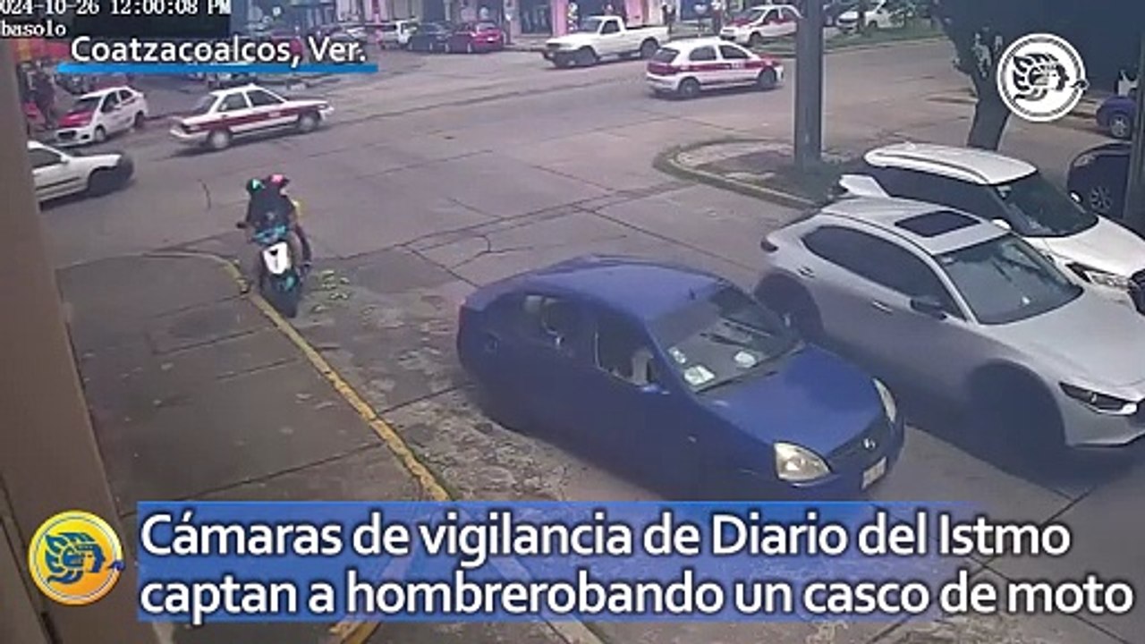 Cámaras de vigilancia de Diario del Istmo captan a hombre robando un casco de moto en Coatzacoalcos