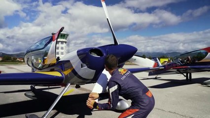 Aerei acrobatici volano a testa in giù sotto il ponte ferroviario più alto d'Europa
