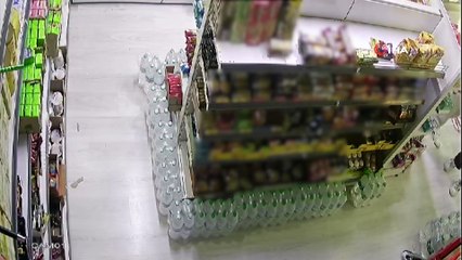 Marketten Dubai çikolatası hırsızlığı: Saniye saniye kameraya yansıdı