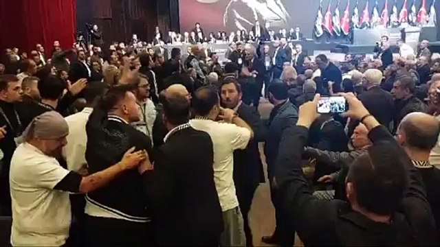 Beşiktaş'ta Olağan İdari ve Mali Genel Kurul Toplantısı'nda kavga