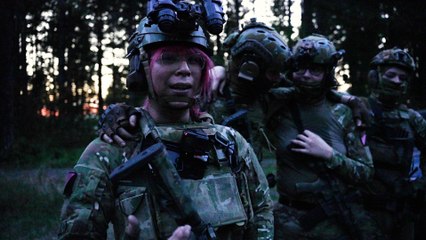 Antifas, trans et armées : ces américaines s'entraînent à mitrailler l'extrême droite