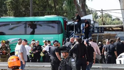 İsrail’de Tel Aviv yakınında bir kamyon, otobüs durağına daldı