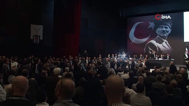 Beşiktaş kongresinde kavga çıktı, sandalyeler havada uçuştu