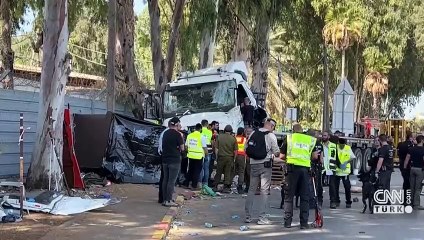 SON DAKİKA... MOSSAD karargahı yakınında saldırı! Tel Aviv’de kamyon, otobüs durağına daldı: 40 yaralı