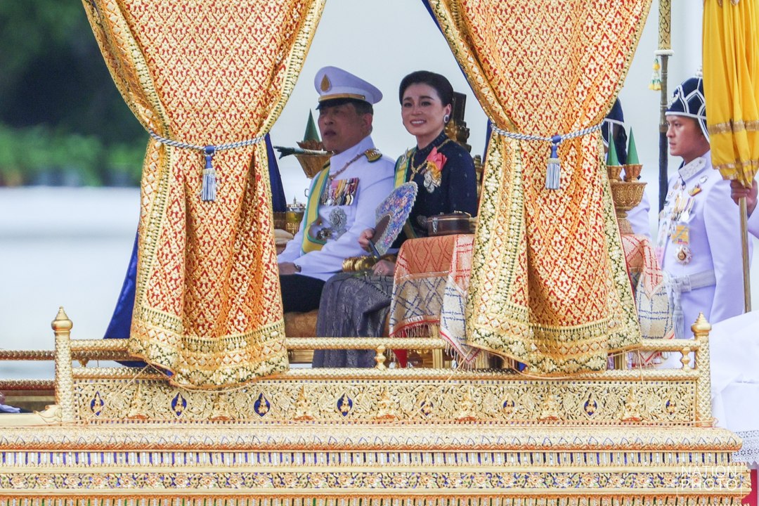 ปชช.หลายพันคน เฝ้ารับเสด็จ "ในหลวง-พระราชินี" เปล่งเสียงทรงพระเจริญกึกก้อง
