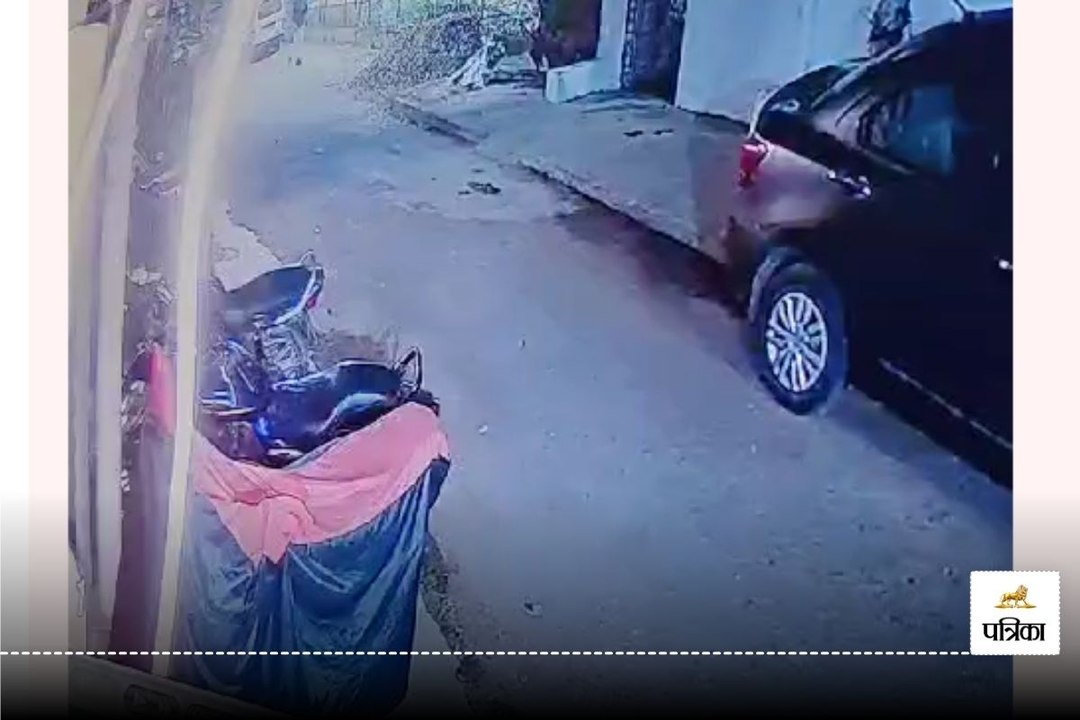 VIDEO: सूने घर में बीड़ी पीते हुए जेवर-कैश उड़ा ल...