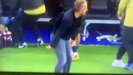 La desternillante voltereta de Hansi Flick en el clásico