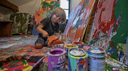 "بيكاسو الصغير": الطفل الألماني لوران شوارتز يحقق نجاحًا فنيًا كبيرًا