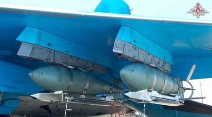 ビデオ：Su-34爆撃機、Su-35戦闘機の護衛でウクライナ軍を攻撃