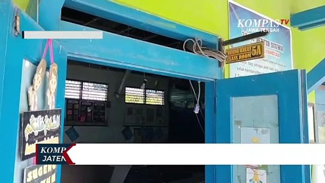 Plafon Ruang Kelas SDN 1 Pamotan Tiba-tiba Ambrol