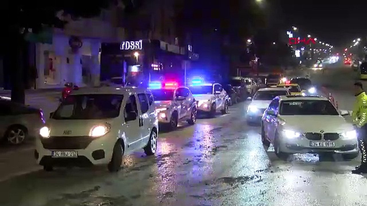 İstanbul - Üsküdar’da hafriyat kamyonundan yola moloz parçaları döküldü