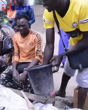 #Tchad : Motobaye Djimaldé Richard, délégué du marché de poisson face à la station Total de Walia Hadjaraï, exerce son commerce depuis 2001 sans complexe, malgré les moqueries de son entourage.