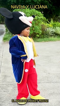 El baile de Mickey Mouse Navila y Luciana #humor #navila #luciana