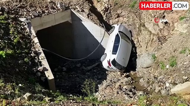 Bolu'da Hafif Ticari Araç Beton Bariyerlere Asılı Kaldı: 1 Yaralı