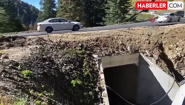 Bolu'da Hafif Ticari Araç Beton Bariyerlere Asılı Kaldı: 1 Yaralı