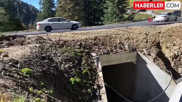 Bolu'da Hafif Ticari Araç Beton Bariyerlere Asılı Kaldı: 1 Yaralı