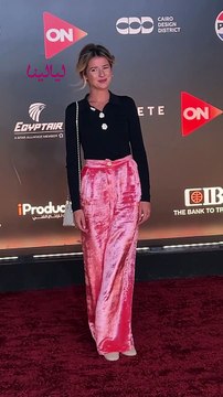 مايان السيد بفستان فضي لامع ونحافة ملحوظة ويوسف عثمان ببدلة فوشيا من مهرجان الجونة السينمائي