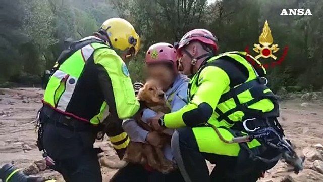 Maltempo in Sardegna, il recupero di uno dei dispersi a Monte Arcosu