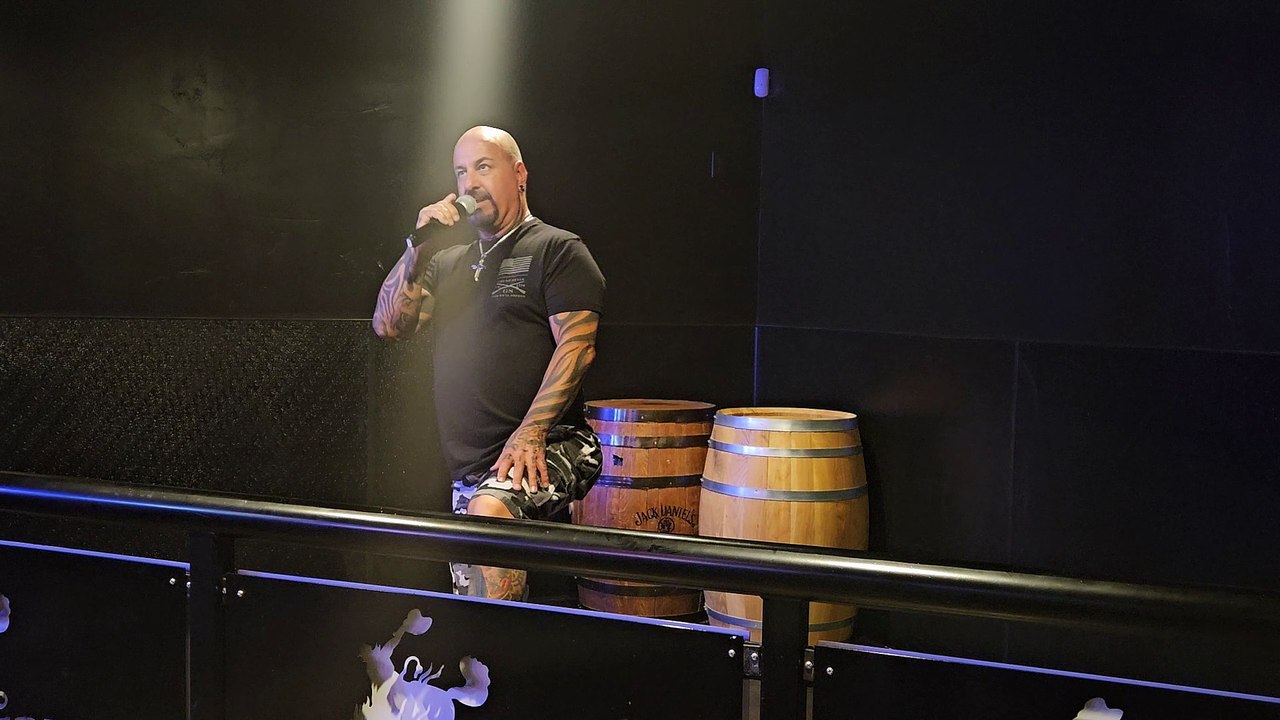 MOTLEY CRUE - SAINTS OF LOS ANGELES (PERFORMED LIVE AT THE WESTERNER)