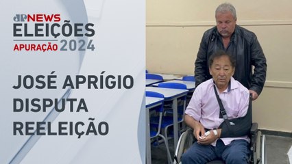 Prefeito de Taboão vota escoltado e em cadeira de rodas após ser vítima de atentado