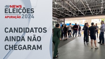 Eleitores de Nunes e Boulos se reúnem para apuração dos votos em SP
