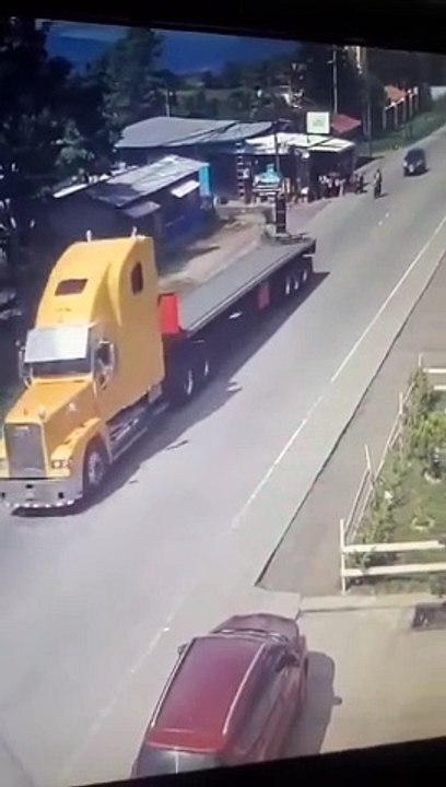 Motociclista choca con pick-up que venía en contravía