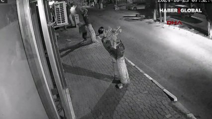 İzmir'de genç kızı bıçakla yaralayıp gasbeden cani tutuklandı! O anlar kamerada 